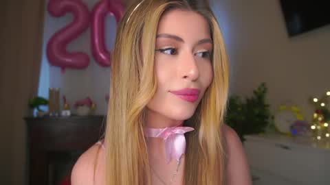 Snapshot of holayoula chatting on May 27, 2026, 9:06 am Moni Monica online show from May 27, 2026, 9:06 am