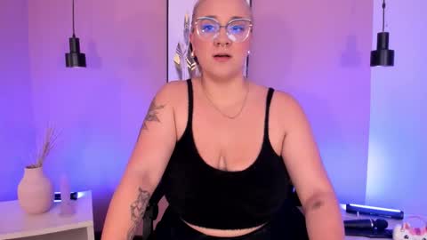 Snapshot of hollie_joliie chatting on September 10, 2025, 12:05 pm Hollie online show from September 10, 2025, 12:05 pm