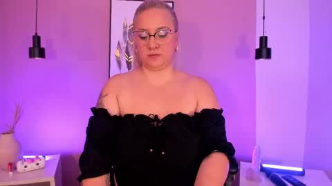 Snapshot of hollie_joliie chatting on September 13, 2025, 12:16 pm Hollie online show from September 13, 2025, 12:16 pm