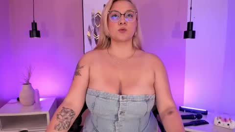 Snapshot of hollie_joliie chatting on September 22, 2025, 12:07 pm Hollie online show from September 22, 2025, 12:07 pm