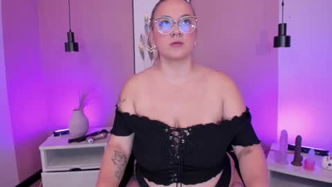 Snapshot of hollie_joliie chatting on October 2, 2025, 8:10 am Hollie online show from October 2, 2025, 8:10 am