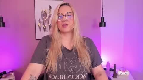 Snapshot of hollie_joliie chatting on October 17, 2025, 11:57 am Hollie online show from October 17, 2025, 11:57 am