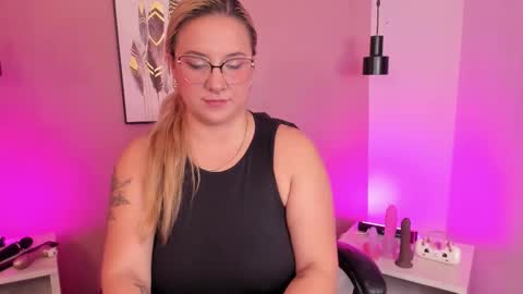 Snapshot of hollie_joliie chatting on October 30, 2025, 12:17 pm Hollie online show from October 30, 2025, 12:17 pm