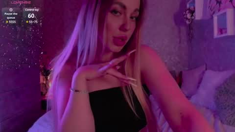 holly_molly8 online show from February 27, 2025, 7:15 pm