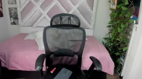 Holly online show from June 19, 2026, 12:59 am