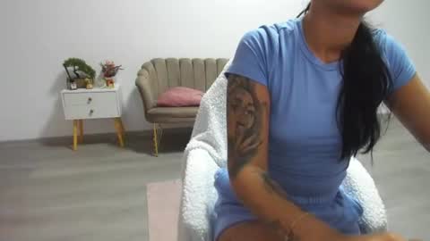 holly_wood18 online show from June 27, 2026, 8:08 am