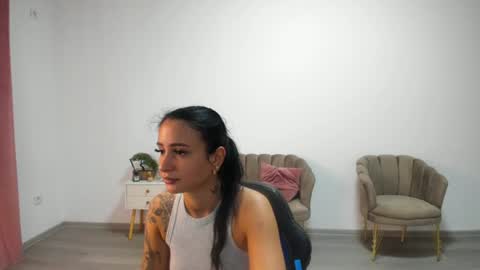 holly_wood18 online show from July 6, 2026, 8:11 am