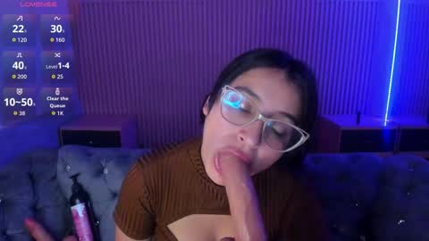 Holly online show from November 6, 2025, 7:04 pm