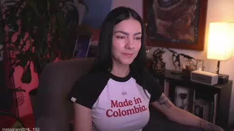 Snapshot of hollylinder_ chatting on June 18, 2026, 1:28 am Holly Linder online show from June 18, 2026, 1:28 am
