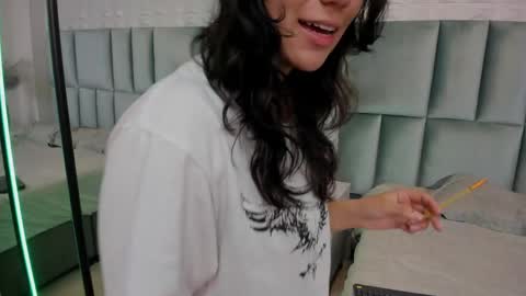 hollypeach_ online show from April 27, 2026, 8:07 pm