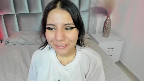 Snapshot of hollypeach_ chatting on April 29, 2026, 7:31 pm hollypeach_ online show from April 29, 2026, 7:31 pm