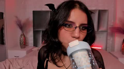 hollypeach_ online show from May 5, 2026, 12:07 am