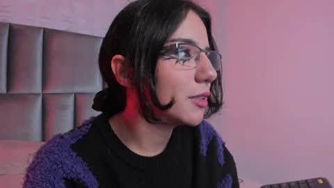 hollypeach_ online show from May 5, 2026, 8:17 pm