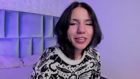 Snapshot of hollypeach_ chatting on May 14, 2026, 8:04 pm hollypeach_ online show from May 14, 2026, 8:04 pm