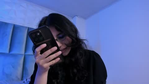 hollypeach_ online show from May 19, 2026, 1:56 am