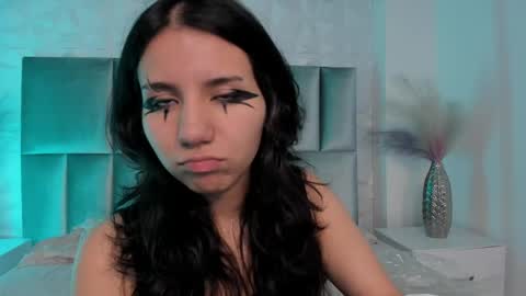 hollypeach_ online show from May 19, 2026, 8:04 pm
