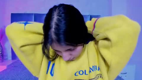 hollypeach_ online show from July 20, 2026, 8:22 pm