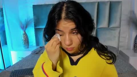 hollypeach_ online show from July 21, 2026, 7:27 pm