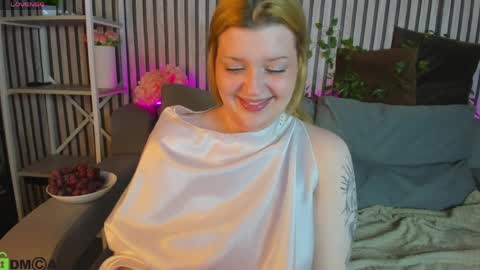 Snapshot of hollyray_ chatting on April 11, 2026, 1:32 am Holly online show from April 11, 2026, 1:32 am