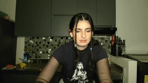 hollyshit_ online show from April 17, 2026, 11:52 pm