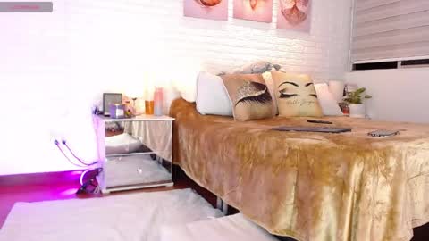 hollyt1 online show from June 6, 2026, 1:11 am