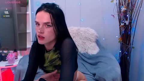 Snapshot of holy_girl_x chatting on October 13, 2025, 2:00 am Holy girl online show from October 13, 2025, 2:00 am