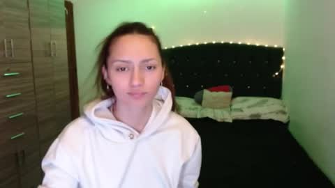 holy_julii online show from June 1, 2026, 3:52 am