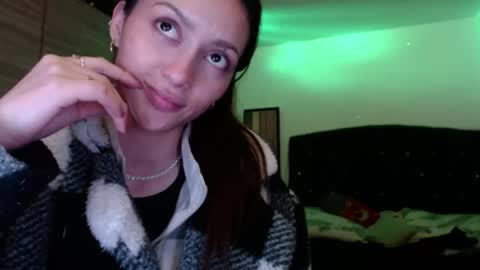holy_julii online show from June 10, 2026, 3:39 am