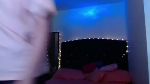 holy_julii online show from July 22, 2026, 3:42 am
