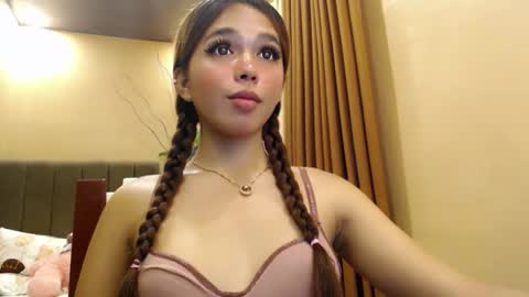 holy_molly1 online show from June 6, 2026, 3:11 am