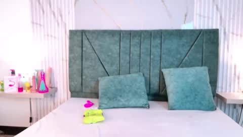Snapshot of holy_un chatting on April 23, 2026, 11:42 am Ariana Mora online show from April 23, 2026, 11:42 am
