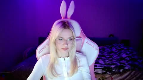 Snapshot of honey_bold chatting on December 4, 2025, 10:13 am honey_bold online show from December 4, 2025, 10:13 am