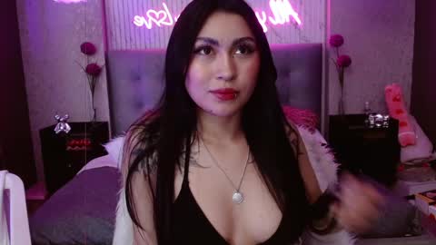 Snapshot of honey_doll_x chatting on May 12, 2026, 8:33 am honey_doll_x online show from May 12, 2026, 8:33 am