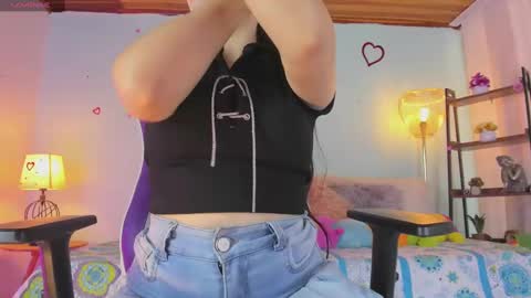 Snapshot of honey_fox01 chatting on December 9, 2024, 6:35 pm HONEY online show from December 9, 2024, 6:35 pm