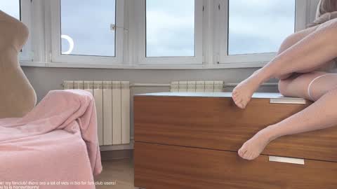 Snapshot of honey_sunshine chatting on November 3, 2025, 10:05 am Jenyanew vid how I squirt in forest in bio online show from November 3, 2025, 10:05 am