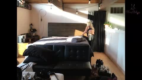 honeybuhnny online show from April 3, 2026, 2:42 am