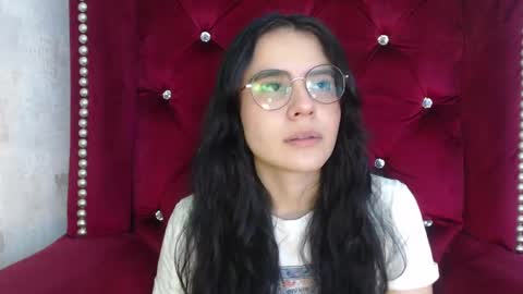 Snapshot of honeybuu_ chatting on November 17, 2025, 2:34 pm Emily online show from November 17, 2025, 2:34 pm