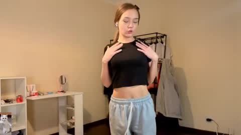 Snapshot of honeycomfya chatting on April 1, 2026, 2:25 pm Masha online show from April 1, 2026, 2:25 pm