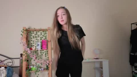 Snapshot of honeycomfya chatting on April 18, 2026, 2:32 pm Masha online show from April 18, 2026, 2:32 pm