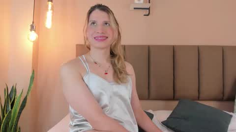 Snapshot of honeygray02 chatting on October 15, 2025, 12:27 pm honeygray02 online show from October 15, 2025, 12:27 pm