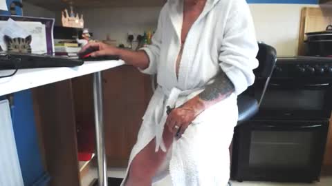 honeymaster290 online show from October 14, 2025, 1:56 pm