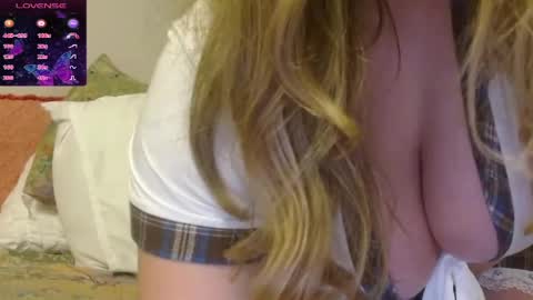Snapshot of honeyvalerie chatting on December 13, 2024, 8:20 am Val online show from December 13, 2024, 8:20 am