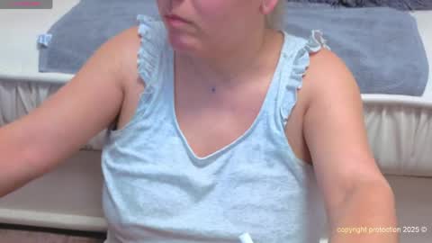 Snapshot of honeyvibelive chatting on June 1, 2026, 7:37 pm Nico online show from June 1, 2026, 7:37 pm