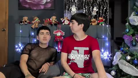 Snapshot of horny_twinks_guys chatting on December 9, 2024, 9:37 pm Alex and Camilo online show from December 9, 2024, 9:37 pm