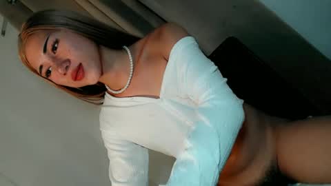 hot_little_angel18 online show from June 13, 2026, 1:09 pm