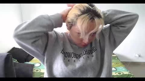 Mia online show from February 15, 2025, 12:33 pm