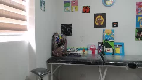 Mia online show from September 16, 2025, 1:23 pm