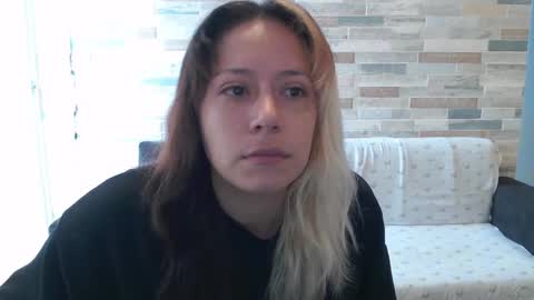 Mia online show from October 8, 2025, 1:42 pm