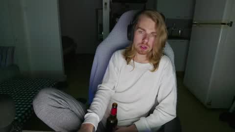 Snapshot of hotinhell666 chatting on December 9, 2024, 3:33 pm Hikikomori Alex online show from December 9, 2024, 3:33 pm