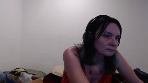 hotmodel1984 online show from June 18, 2026, 2:01 am